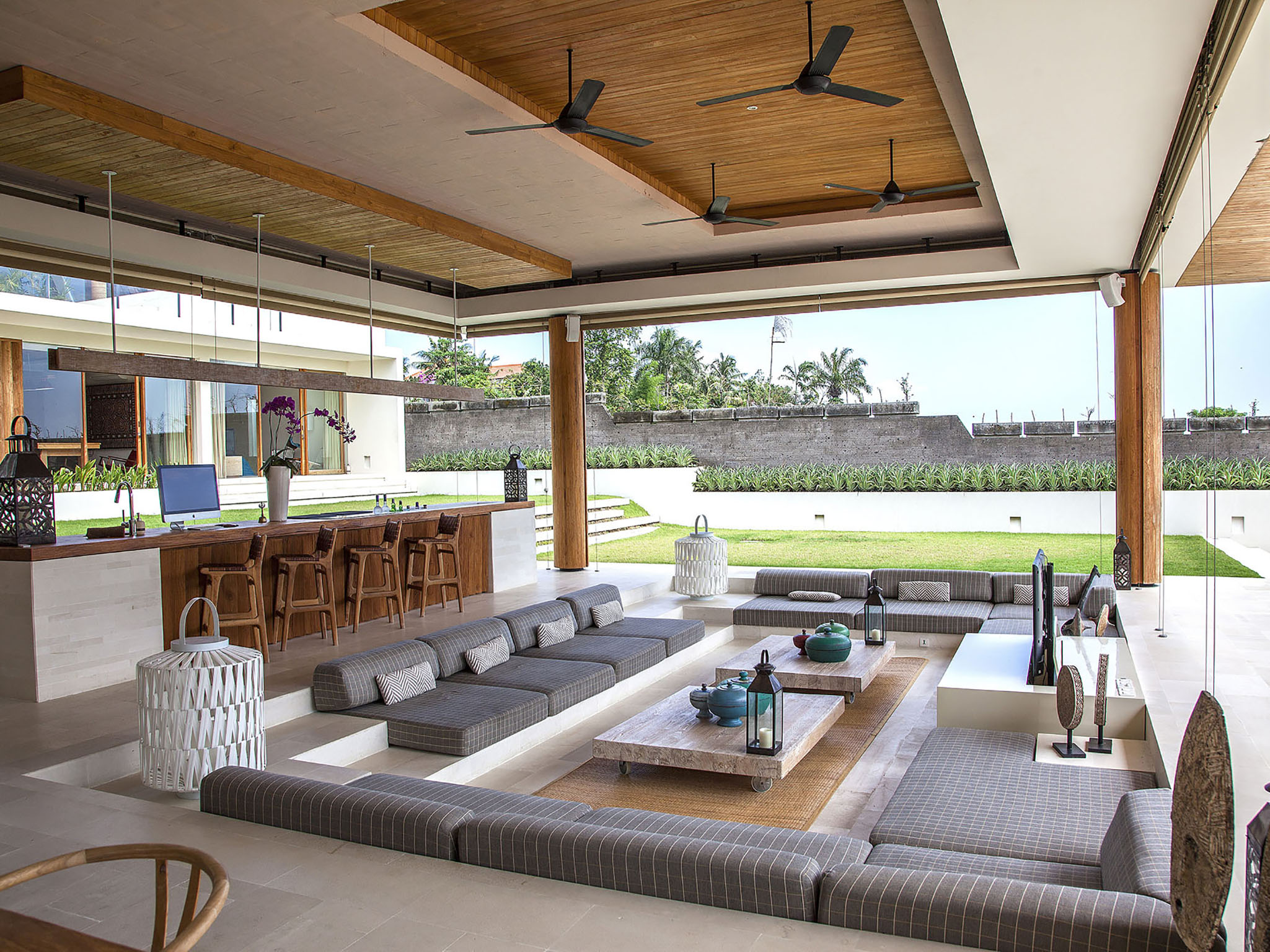 The Iman Villa - Daytime lounge awaits - The Iman Villa, Canggu, Bali